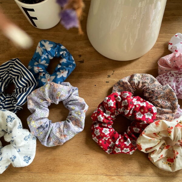 ensemble de chouchoux ou scrunchies de différentes couleurs