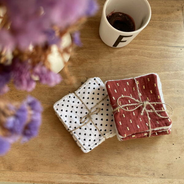 2 ensembles de lingettes couleurs bordeaux ou blanc à cœurs noirs