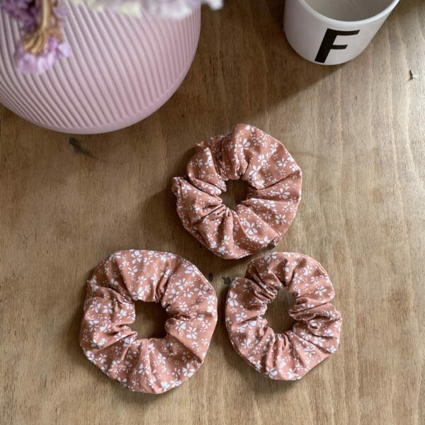 chouchou enfant rose avec motif de fleurs blanches