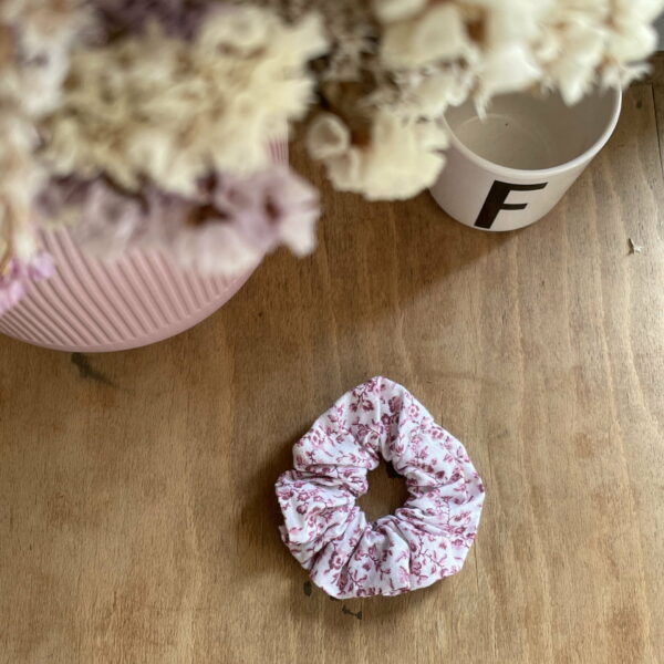 chouchou enfant avec motif de fleurs roses