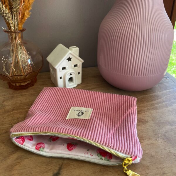 pochette plate en velours côtelé rose et intérieur à motifs de fleurs