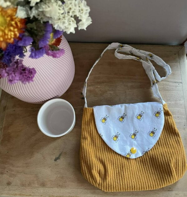 sac enfant en velours côtelé moutarde avec motif abeille