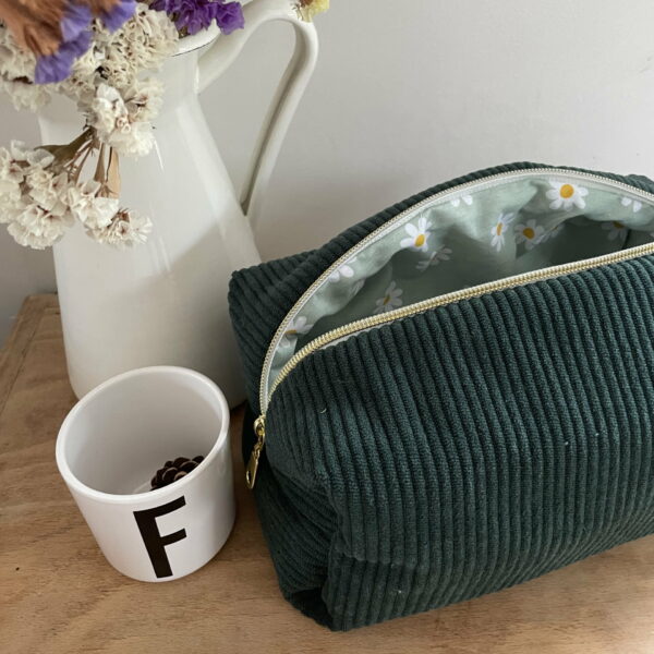 trousse de maquillage en velours côtelé vert sapin et intérieur à motif de marguerites