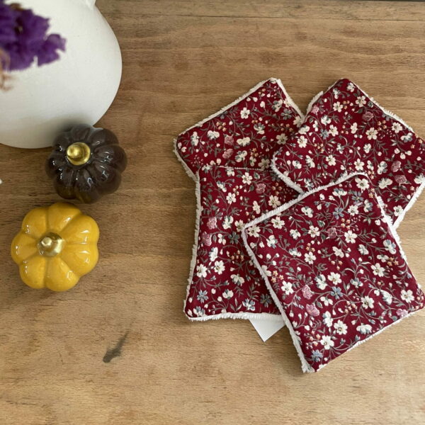 lingettes en coton de couleurs bordeaux avec motif à fleurs