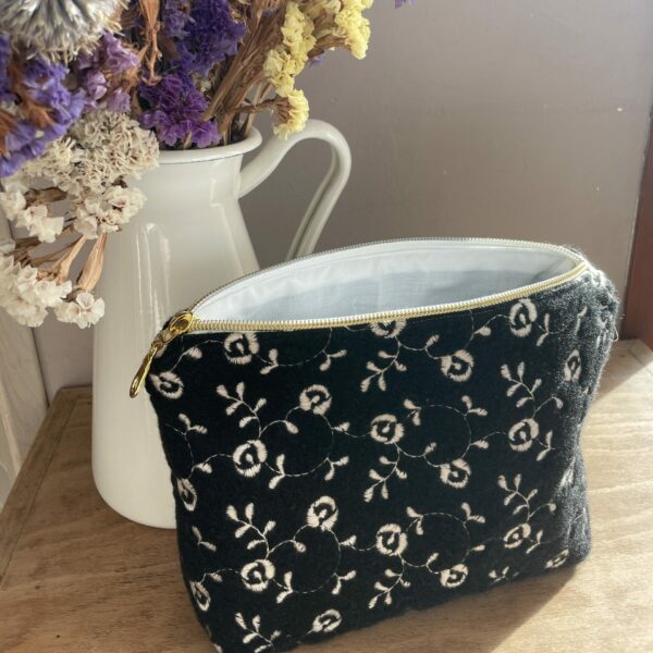 pochette zippée en lainage noir