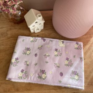 Snood pour enfant aux motifs de lapins violets