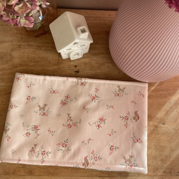 Snood pour enfant aux motifs de biches roses